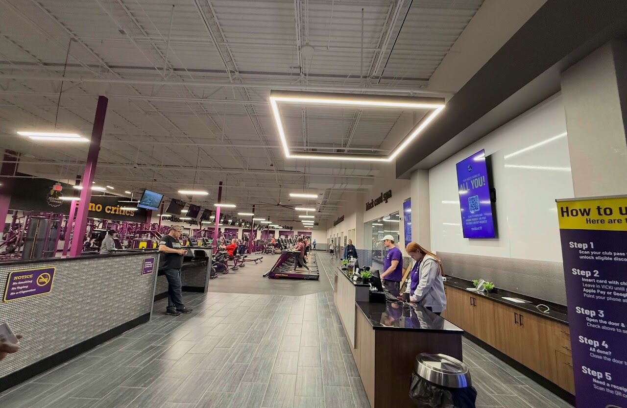 Planet Fitness — Front Desk & Lighting